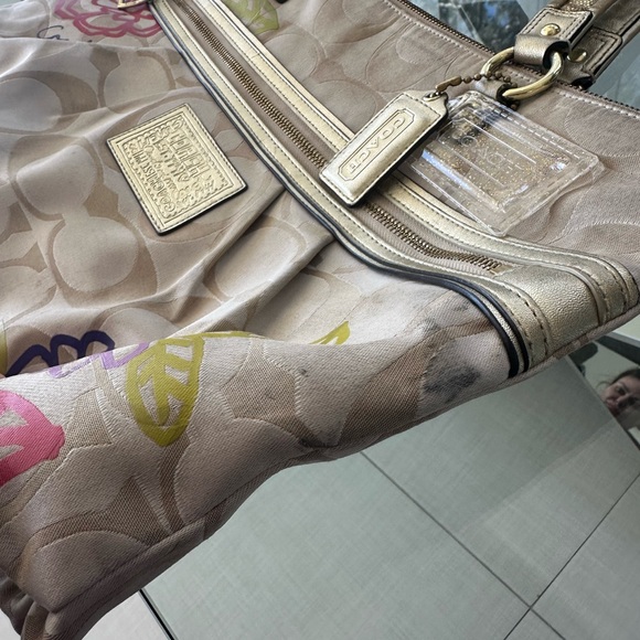 Gorgeous and fun Coach Handbag! - Picture 4 of 6